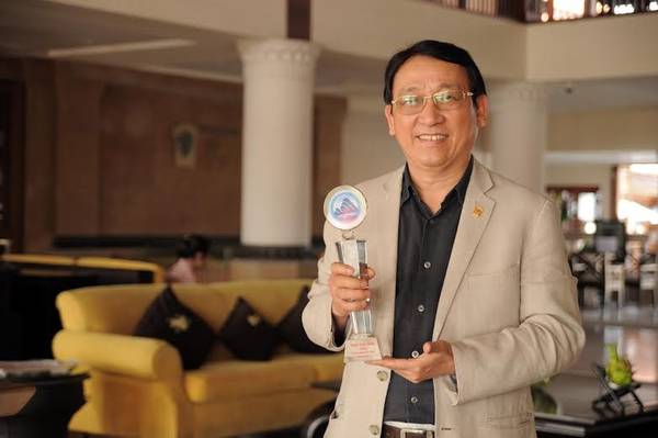 Ông Huỳnh Tấn Vinh - TGĐ Furama Resort Đà Nẵng đón nhận danh hiệu Doanh nhân tiêu biểu TP Đà Nẵng.