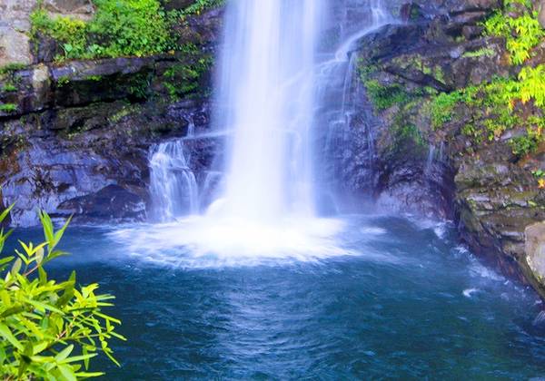 Thác chảy còn hình thành một hồ nước rất sâu hình bầu dục chiều ngang 20 m và chiều dài 25m.