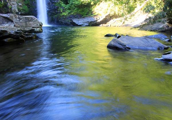 Đến đây, hòa mình vào dòng nước trong vắt, du khách chắc chắn sẽ khó cưỡng lại việc nhảy xuống hồ tắm mát.