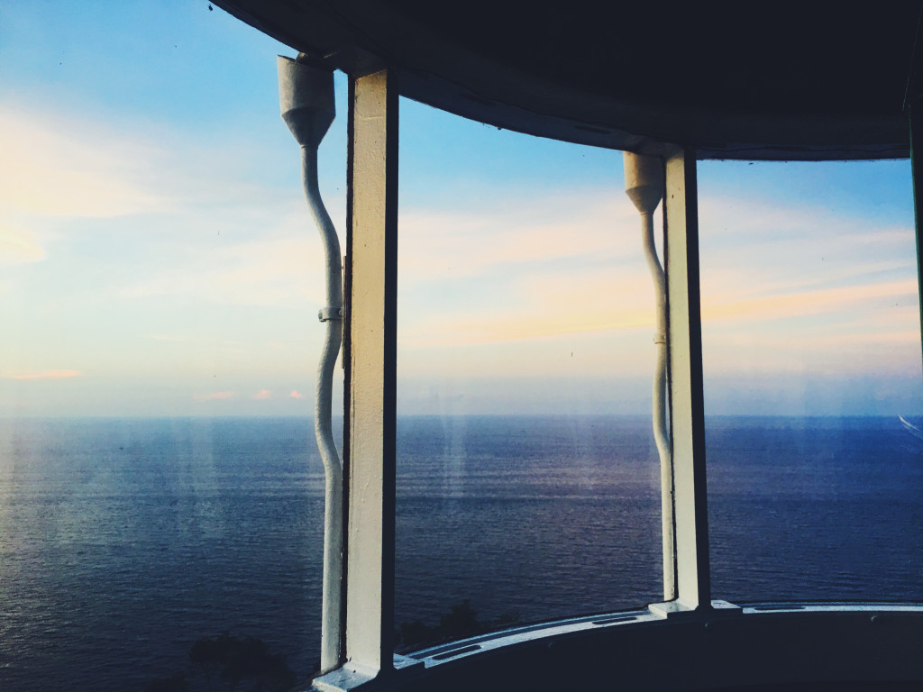 Bạn nên đi sớm trước tầm 2h để thỏa sức từ từ ngắm cảnh bởi ngay quãng đường đi cũng là một bức tranh đầy mê hoặc với biển xanh bao la, thành phố hiện đại dọc bên bờ, cây cỏ tươi tốt đan xen ánh mắt chiếu qua vòm lá...