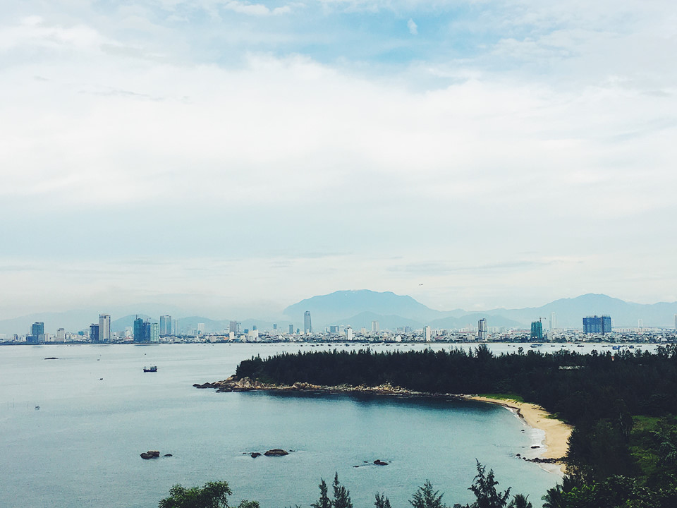  View toàn cảnh trung tâm thành phố Đà Nẵng nhìn từ đường lên hải đăng.