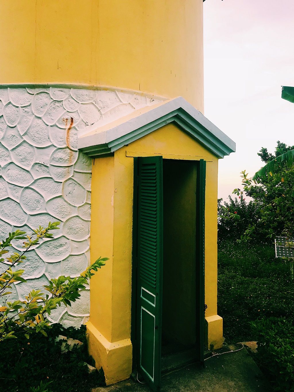 Do được sơn bằng hai màu vàng xanh bắt mắt và vintage nên nơi đây được xem như một trong những điểm sống ảo tuyệt vời của giới trẻ. Chỉ cần một bộ đồ trắng, jeans, đen hay các tông màu cơ bản là đủ cho cả nghìn tấm ảnh check-in đẹp.