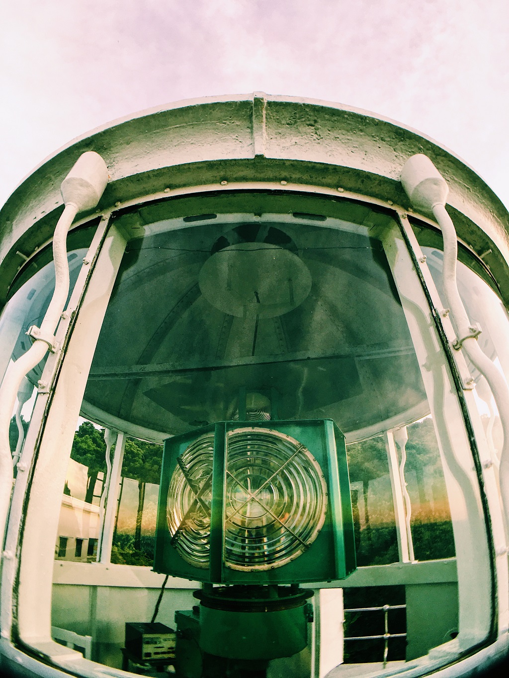  Tại đây có đèn độc lập, giúp tàu thuyền hoạt động trong vùng biển Huế - Đà Nẵng dễ dàng định hướng và xác định vị trí của mình.