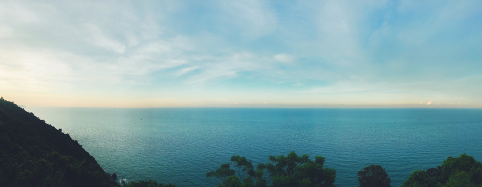 View toàn cảnh từ hải đăng Tiên Sa nhìn ra mênh mông biển xanh.