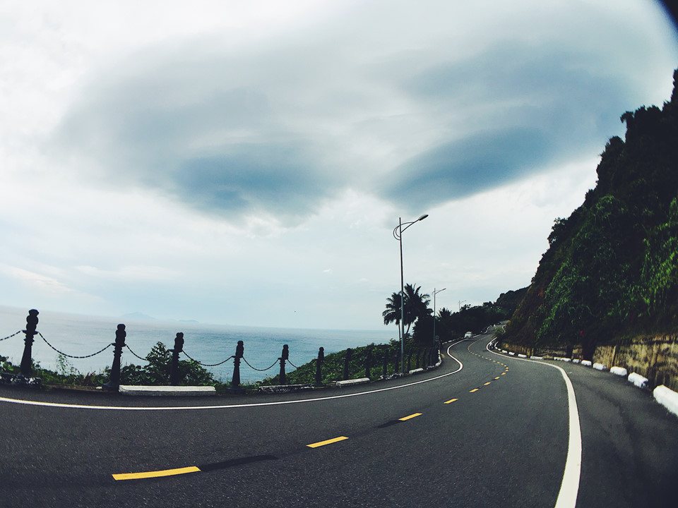 Từ trung tâm thành phố Đà Nẵng, bạn chỉ cần thuê một chiếc xe máy và vi vu khoảng 17 km để đến được hải đăng Tiên Sa. Hướng đi chính là cung đường lên bán đảo Sơn Trà, rộng thoáng dễ đi, đảm bảo ngay cả các cô gái cũng có thể tự mình lái xe mà không lo nguy hiểm. Đi theo đường Hoàng Sa về hướng Intercontinental Đà Nẵng, bạn sẽ thấy ngay bảng chỉ dẫn cụ thể.