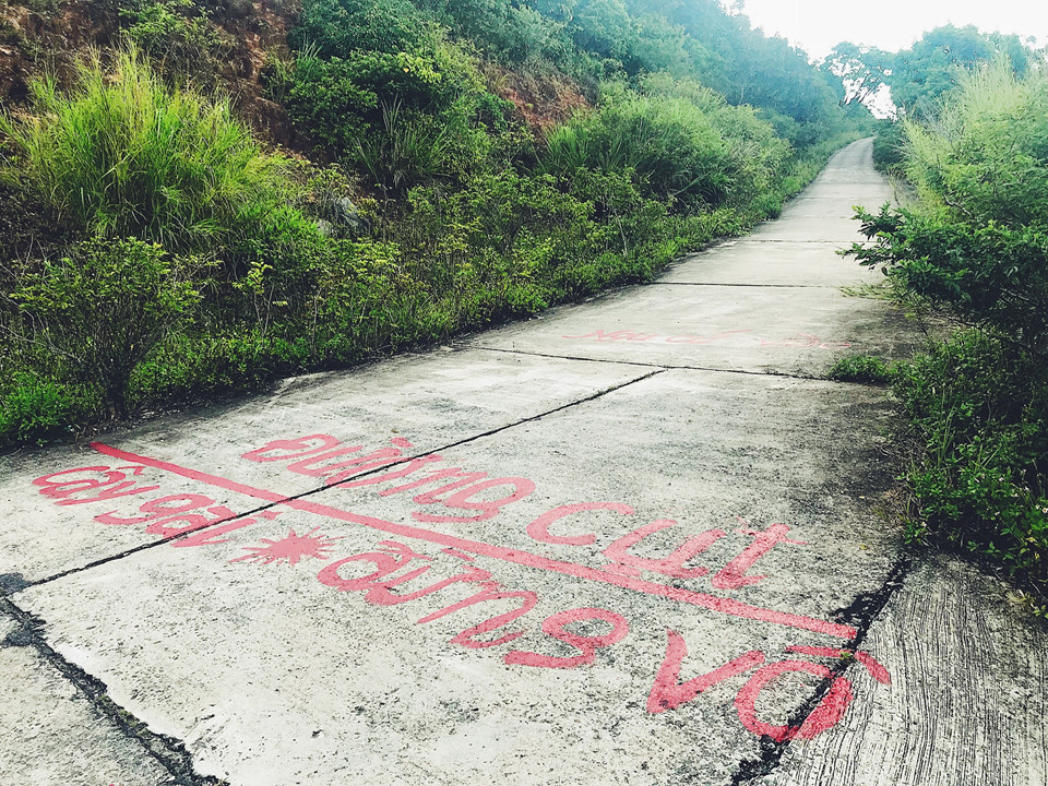 Các đoạn đường cụt hay nguy hiểm đều có chỉ dẫn cấm vào nên các bạn có thể yên tâm không lo lạc. Một lưu ý nhỏ là có vài đoạn lên dốc hơi cao nên sẽ tốn xăng, các bạn nhớ đổ xăng đầy tránh trường hợp trục trặc giữa đường nhé.
