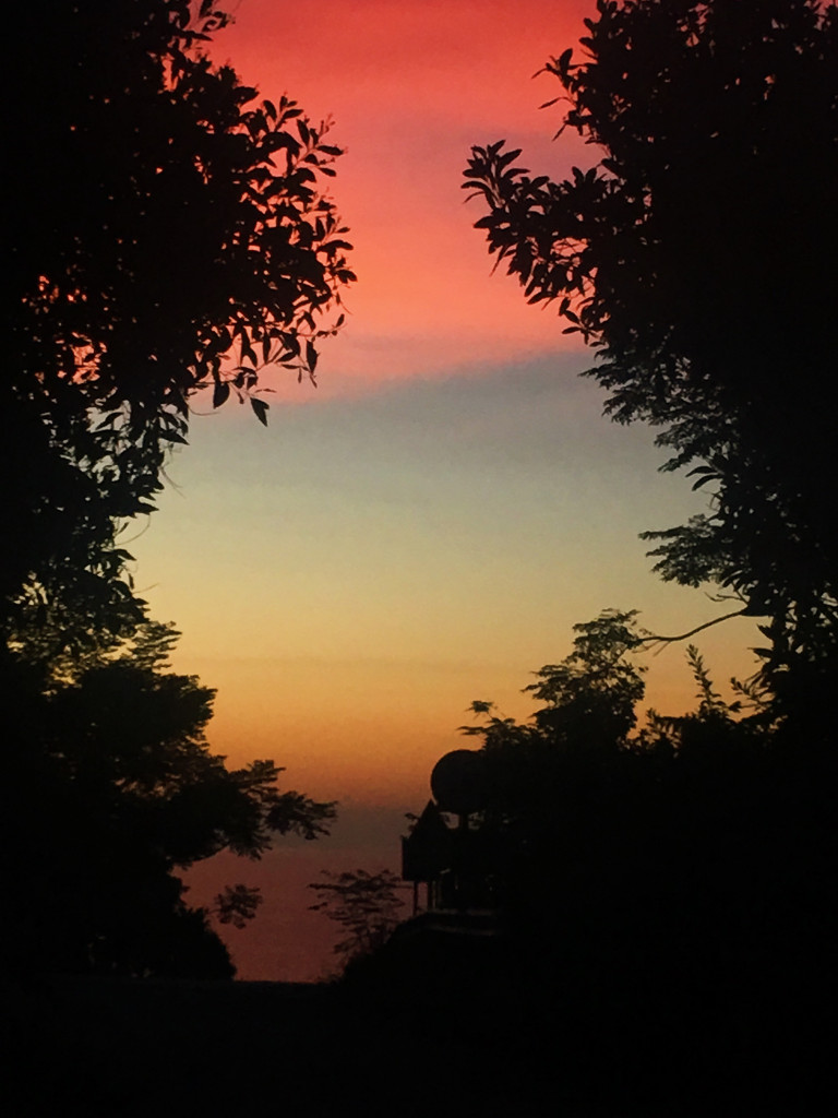 Thời điểm thích hợp nhất để ngắm cảnh đẹp tại đây là lúc bình minh hoặc hoàng hôn. Tuy nhiên, theo chia sẻ của người canh gác hải đăng thì hoàng hôn vẫn được yêu thích hơn bởi độ rực rỡ của bầu trời ngả dần sang màu vàng đỏ xen lẫn các cụm mây ngũ sắc đẹp mê hồn.