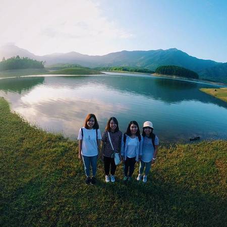 Điểm thu hút đặc biệt tại địa chỉ này là hồ được bao quanh bởi những đảo nổi nhân tạo, với đồng cỏ xanh mướt, bằng phẳng, xếp thành những triền dốc nhấp nhô, rất phù hợp với các hoạt động dã ngoại, hoặc nghỉ đêm cắm trại bên hồ. Ảnh: kyduyyen