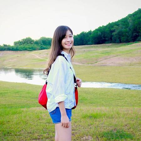 Vào mùa nước cạn, hồ trở thành nơi cắm trại lý tưởng với thảm cỏ xanh mướt trải dài như thảo nguyên. Nơi đây đang dần bắt đầu trở thành điểm đến hấp dẫn của nhiều bạn trẻ qua những hình ảnh yên bình, dân dã. Ảnh: imthanhduyen