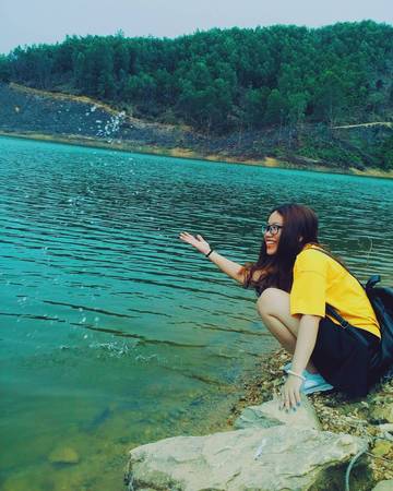 Nước hồ ở đây trong xanh quanh năm, mặt hồ phẳng lặng thỉnh thoảng điểm xuyết những đảo nhỏ nổi tự nhiên càng làm tăng thêm vẻ đẹp cho cảnh sắc thiên nhiên hữu tình nơi đây. Ảnh: lim.mil_