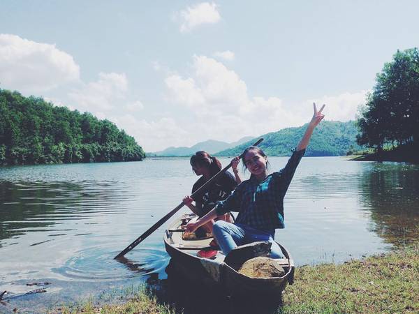 Đây là địa điểm lý tưởng để bạn có thể trải nghiệm chèo thuyền độc mộc trên dòng sông xanh ngắt. Hồ chưa được các công ty du lịch khai thác, những chiếc thuyền độc mộc là do người dân nuôi cá bè làm ra. Họ sử dụng thuyền để thăm nuôi cá, di chuyển qua bên hồ. Ảnh: enji____ng