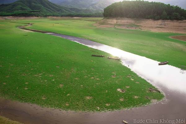 Những con đò nằm yên bên dòng nước dưới nắng chiều êm ả.