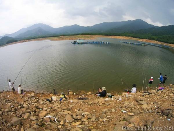 Nhiều người đang chờ đợi cá cắn câu với những chiếc cần câu đã đặt sẵn.