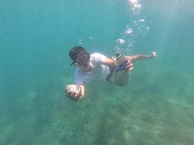 Anh Đỗ Anh Vũ (Hội An, Quảng Nam), người vừa có chuyến trải nghiệm ở đây, cho biết: “Tôi bị choáng ngợp trước vẻ đẹp của các rạn san hô dưới biển Hòn Chảo, nhưng không vui vì còn nhiều rác thải bên dưới. Tôi nghĩ du khách nên ý thức về việc này, không vứt các loại vỏ, lon, rác nhựa xuống biển khi dùng xong”.