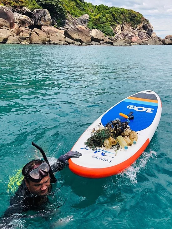 Mỗi lần lặn biển, anh Trung thu gom được trung bình 5 – 10 kg rác. “Khi đưa khách đến đây, tôi đều kêu gọi họ tự nguyện dành 15 phút thu dọn rác tại các điểm đến. Tôi hi vọng hành động của mình có thể lan tỏa ý thức giữ gìn và bảo vệ môi trường sống xung quanh tới cộng đồng”, anh Trung nói.