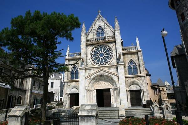 Kham-pha-ve-dep-co-kinh-cua-lang-Phap-tai-Da-Nang-ivivu-4