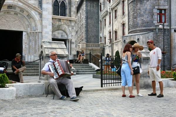 Kham-pha-ve-dep-co-kinh-cua-lang-Phap-tai-Da-Nang-ivivu-5