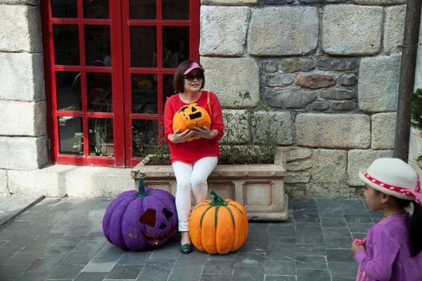 Những chiếc cabin, cổng chào, trạm ga hay bất cứ địa điểm nào thuộc khu du lịch Bà Nà Hills từ quảng trường, những lâu đài cổ kính thuộc quần thể Làng Pháp cho đến khu vui chơi, nhà hàng, khách sạn hay vườn hoa tình yêu… đều có thể bắt gặp những hình ảnh ấn tượng xen lẫn trong âm thanh huyền bí.