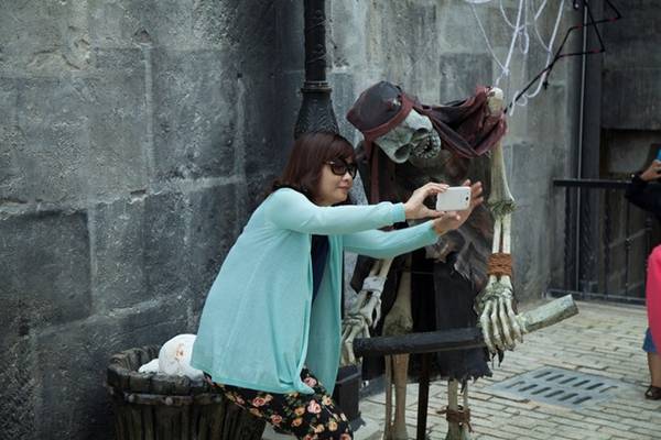 Du khách có thể thỏa sức lưu giữ những bức hình ấn tượng có một không hai sau khi hóa trang thành các nhân vật yêu ma nổi tiếng dưới sự giúp đỡ nhiệt tình của các nhân viên tại khu du lịch.