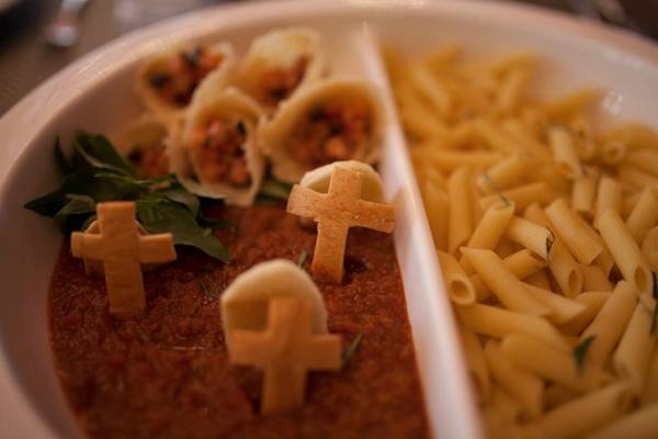 Nhằm mang lại trải nghiệm khó quên cho du khách, vào đêm 31/10, nhà hàng La Crique thuộc quần thể Làng Pháp sẽ phục vụ du khách bữa tiệc buffet đặc biệt với những món ăn độc đáo và cách phục vụ đậm chất Halloween.