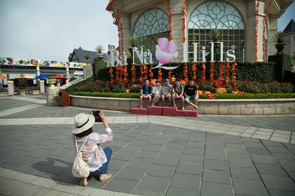 Bà Nà Hills còn ưu đãi lên tới 50% cho mọi du khách dùng bữa (giá chỉ còn 200.000 đồng/suất). Đến với bữa tiệc, thực khách sẽ được hóa trang theo chủ đề Halloween, hòa mình vào không khí lễ hội duy nhất trong năm. Thực đơn bữa tiệc là những món ăn đầy cảm hứng sáng tạo được các đầu bếp tại đây cầu kỳ chọn lựa và dành tặng thực khách nhân mùa lễ hội Halloween 2015.