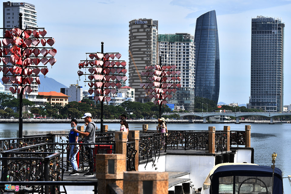 Địa điểm check-in này luôn đông đúc du khách bất kể ngày đêm do nằm ở vị trí đẹp, đứng đây có thể lấy hậu cảnh được cả cầu Rồng lẫn cầu Quay vào ảnh.