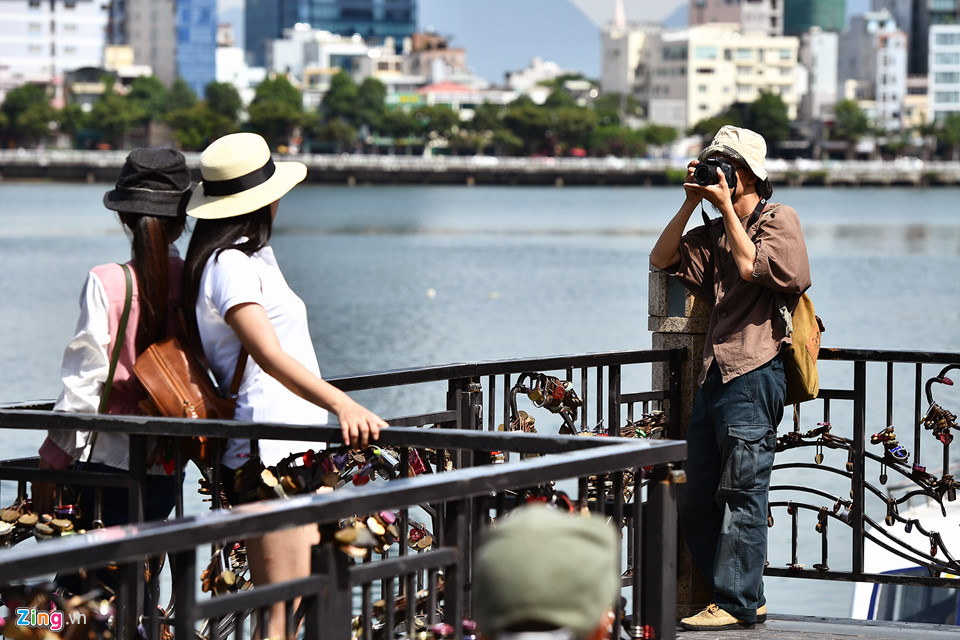 Nhiều người thích thú chụp ảnh với những ổ khóa tình yêu vĩnh cửu này.