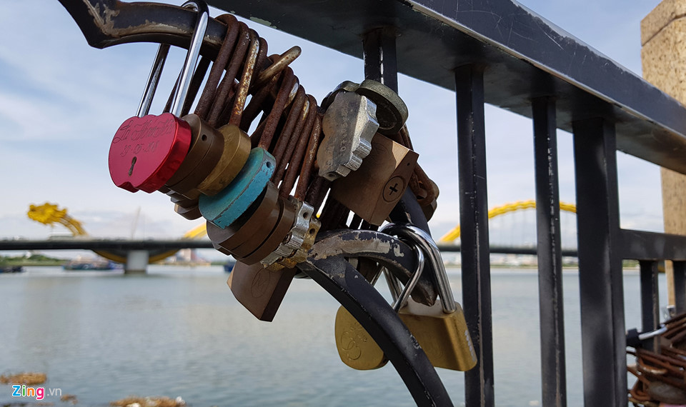 Tại đây, những ổ khóa tình yêu của các cặp đôi đang dần dần dày đặc.