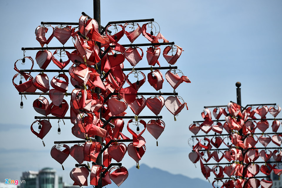 Tuy nhiên, những chiếc đèn lồng hình trái tim bị gió đánh thủng gần như toàn bộ nhiều ngày qua.