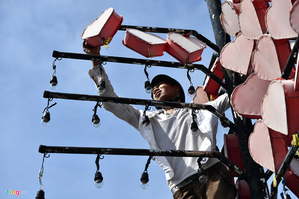 Công nhân sửa chữa có mặt tạm thời tháo chúng xuống để chuẩn bị thay thế.