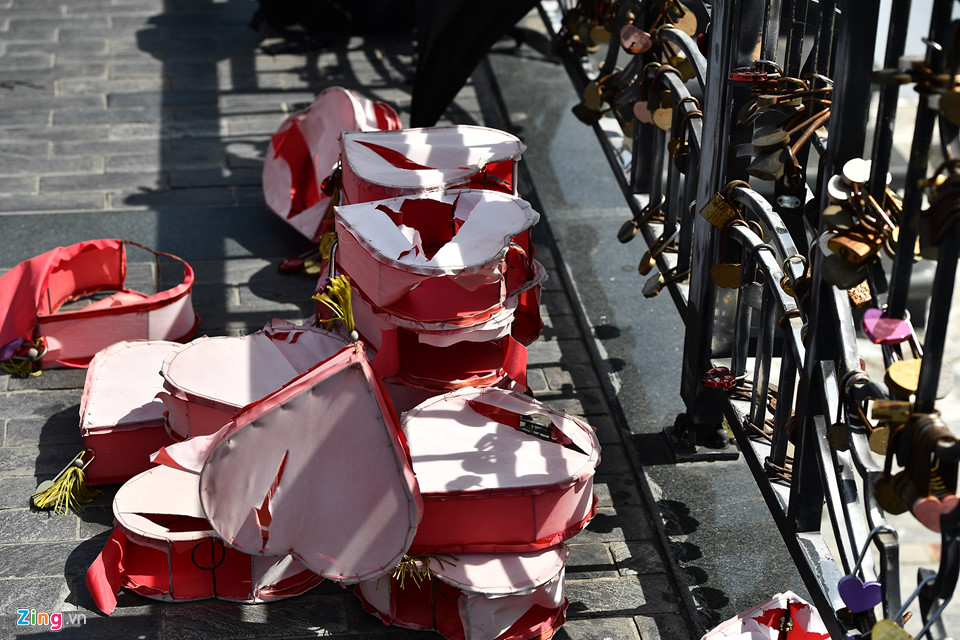 Chúng được tháo vứt xuống sàn cầu, còn bóng điện để lại.