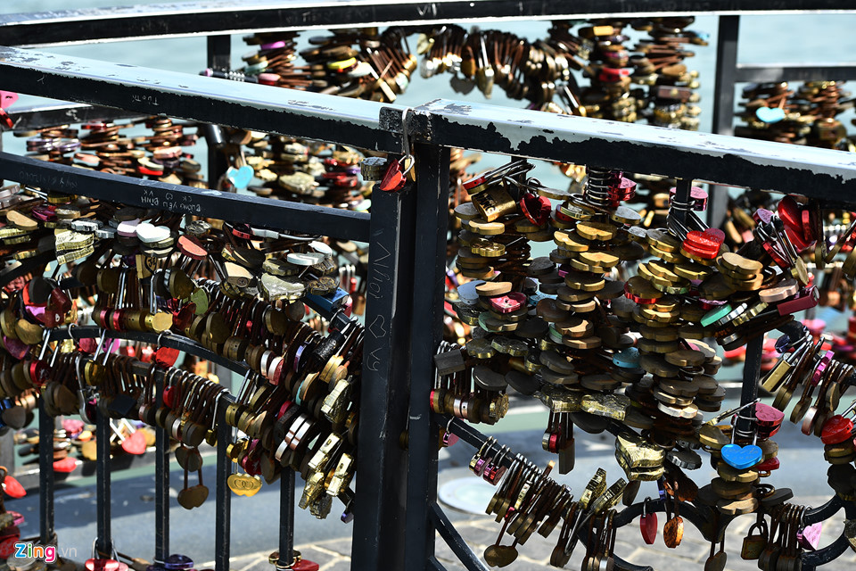 Trong số này có nhiều khóa là của các cặp đôi đến thề thốt và viết tên mình vào đó. Cũng có nhiều ổ khóa ban đầu là do bến du thuyền DHC-Marina tặng cho 200 cặp đôi khi mới khai trương.