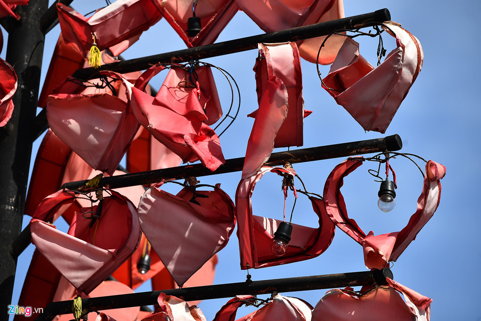 Cầu tàu tình yêu trên sông Hàn, Đà Nẵng khai trương từ tháng 3/2015 là một trong những điểm thu hút đông du khách khi tới du lịch.