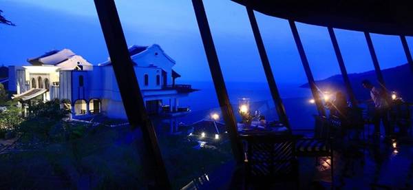 Vị trí của khu resort rất tiện lợi cho du khách nếu muốn tham quan những danh lam nổi tiếng tại Việt Nam như cố đô Huế, biển Non Nước, thánh địa Mỹ Sơn. Xa hơn một chút, du khách có thể ghé thăm phố cổ Hội An, hay Cù Lao Chàm.