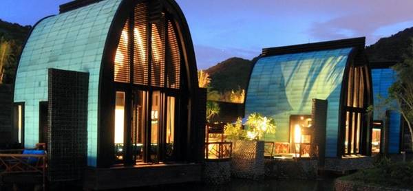 Với vốn đầu tư hơn 2.000 tỷ đồng, xây dựng trên khu vực với diện tích 120 ha, InterContinental rất thích hợp để nghỉ dưỡng theo hộ gia đình, đủ khả năng làm hài lòng mọi du khách khó tính nhất.