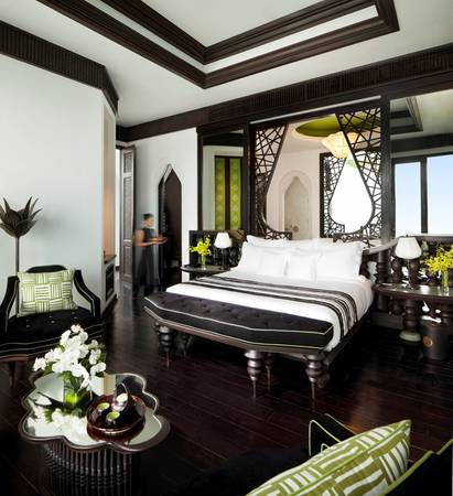 Nội thất được trạm trổ điêu khắc tinh vi theo lối kiến trúc Việt. Bensley đã gạt bỏ mọi khoảng cách khi kết nối nét kiến trúc của làng quê nghèo Việt Nam theo lối thiết kế sang trọng xa hoa. Mini bar đặt trong phòng cũng lấy cảm hứng từ những quầy thuốc đông y cổ của Hà Nội.