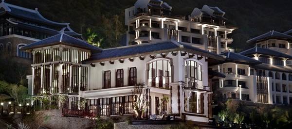 Du khách đam mê ẩm thực sẽ không phải thất vọng khi đến với nhà hàng La Maison 1888 bên trong khu resort. Nghệ thuật ẩm thực nơi đây do vị bếp trưởng lừng danh đạt 3 sao Michelin, Michel Roux, sáng tạo.