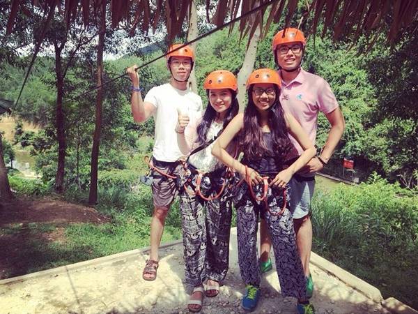 Sẵn sàng đu Zipline. Ảnh: madebydeena