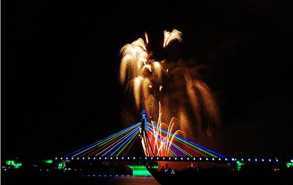 kinh-nghiem-khi-di-du-lich-da-nang-xem-phao-hoa-ivivu-1-1