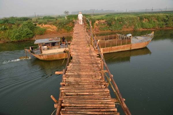 Tàu thuyền chui qua cầu