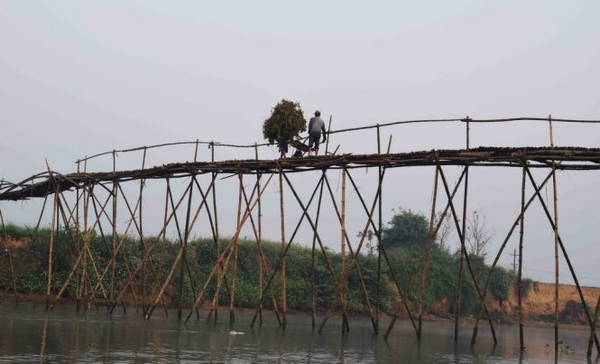 Tránh nhau giữa cầu trông rất chênh vênh