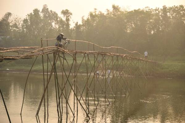 Một phụ nữ mang rau về đành để bành rau khỏi xe vì không kham nổi
