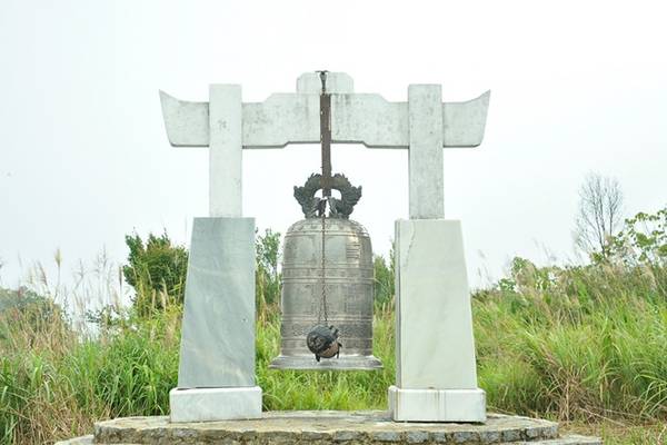 Chuông đồng trên đỉnh Bạch Mã.