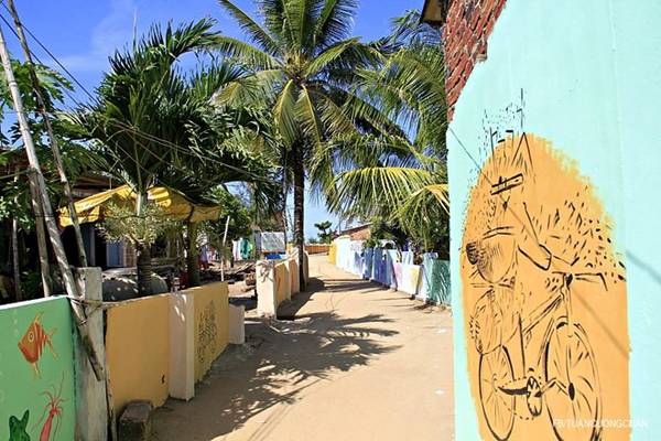 Du khách đến làng đã tạo nhiều công ăn việc làm cho người dân, có người bán được chai nước, ly chè, có người thu được chục nghìn tiền gửi xe mỗi ngày.