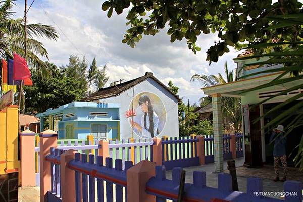 Dịp cuối tuần, du khách đổ về làng rất đông, đến chụp hình còn phải xếp hàng, khiến người dân trong làng ai cũng phấn khởi.