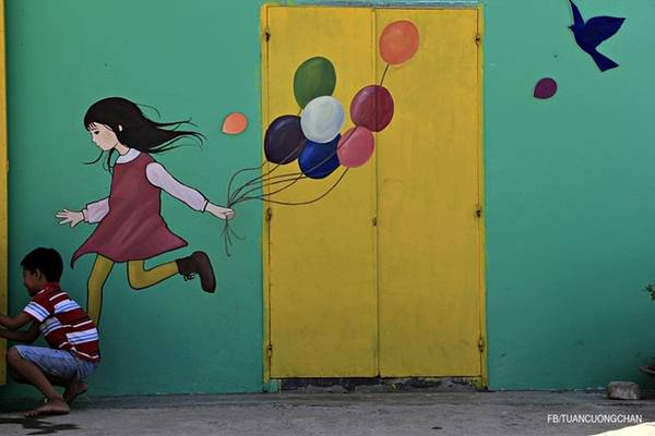 Lũ trẻ vô tư vui đùa bên tranh, cho trí tưởng tượng bay cao!