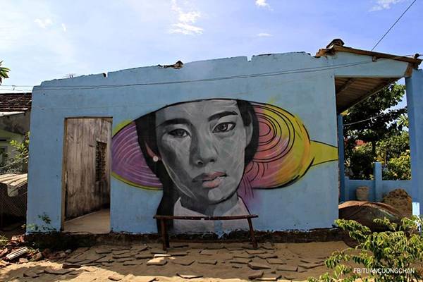 Vừa đi dưới cái nắng chói chang của miền Trung, tôi thầm cảm thấy ghen tị với những đứa trẻ trong làng, được sống trong ngôi làng tuyệt đẹp, đi mấy bước ra tới biển, từng ngõ ngách lớn nhỏ đều được phủ những bức tranh.