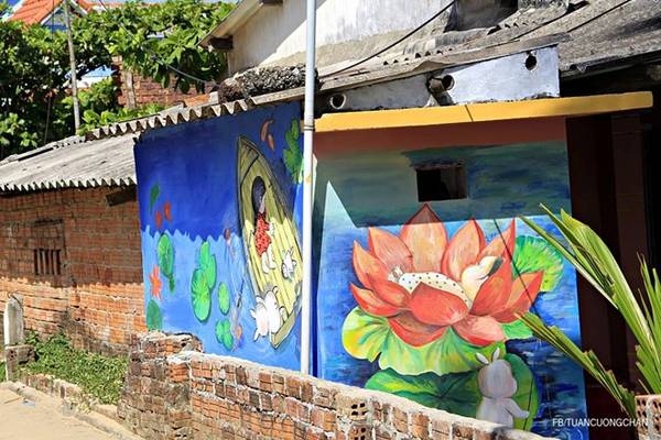 Chúng tôi đi xung quanh ngôi làng để trò chuyện với người dân. Mọi người rất gần gũi, thân thiện, kể lại những câu chuyện xung quanh những bức tranh cho đoàn.