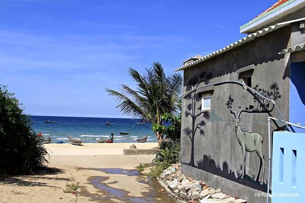 Người dân trong làng kể, khi xưa ngôi làng rất nghèo, nhưng từ khi khoác lên những bức tranh, cuộc sống của người dân đã có nhiều thay đổi.