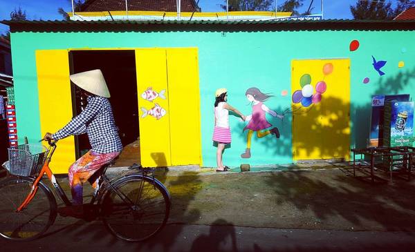 Những bức tranh phong phú chủ đề gồm phong cảnh thiên nhiên, đời sống sinh hoạt, văn hóa của người dân làng biển và nhân vật hoạt hình vui nhộn cho trẻ em. Ảnh IG tuyen.nguyen.7161953